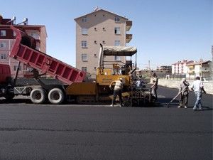 Beyşehir'de okul bahçeleri asfaltlanıyor