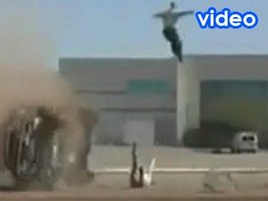 Arabanın içinden fırladılar