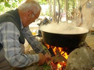 Kendi yetiştirdikleri üzümlerden pekmez yapıyorlar