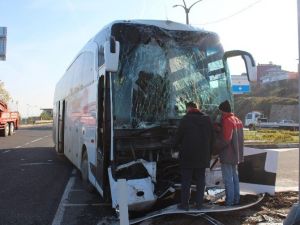 Otobüs İle Kamyonet Çarpıştı: 3 Yaralı