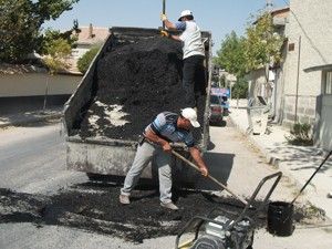 Karapınarda bozulan yollara yama yapılıyor