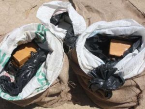 Polis takip edince eroini araziye bırakıp kaçtılar