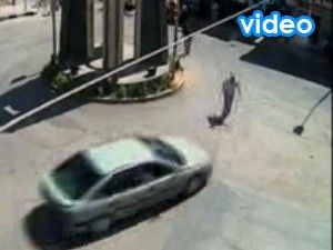 Arabayı yayanın üzerine sürdü