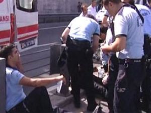 Çevik kuvvet aracı metrobüs yoluna girdi