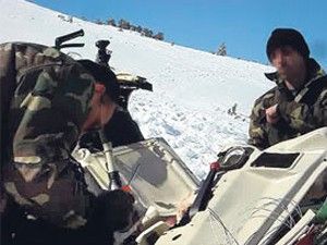 Helikopterdeki cihazları söken subaylar
