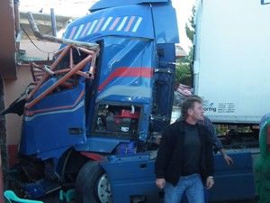 Akaryakıt istasyonuna TIR girdi, 1 yaralı