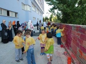 Gençlik öğrencileri okulu boyadı