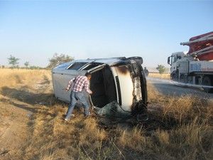 Dedelerde devrilen araç alev alarak yandı