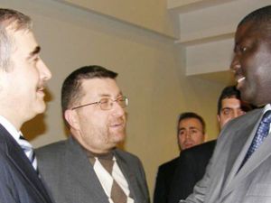 Aydınlatma direklerindeki parti bayraklarının indirilmesi
