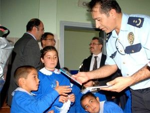 Emniyetten önlük ve kitap yardımı