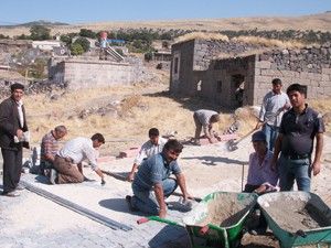 Köylüler kendi yollarını yapıyor