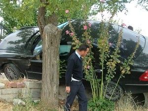 Otomobil istinat duvarı ile ağaç arasında kaldı