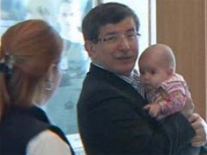 Davutoğlu, torunuyla hasret giderdi