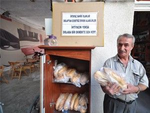 İhtiyaç sahiplerine ekmek yardımı yapılıyor