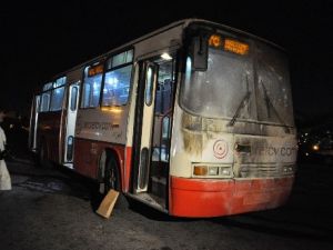 Belediye otobüsüne molotof attılar