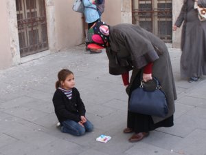 Çocukluklarını yaşayamıyorlar