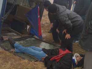 Sis nedeniyle servis otobüsü devrildi