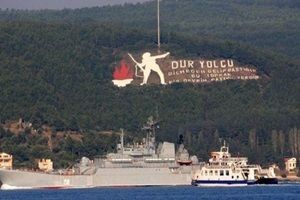 Rus savaş gemileri peş peşe geçti