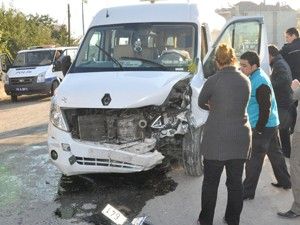 Servis minibüsüyle otomobil çarpıştı, 1i ağır 4 yaralı