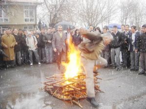 Nevruz ateşine düşmekten son anda kurtuldu