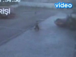 İki çocuk silindirle okula daldı