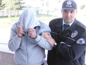 Marketten sigara çalan 3 kişiden biri yakalandı