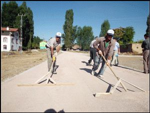 Sarayönü'nde kilitli taş döşeme çalışması