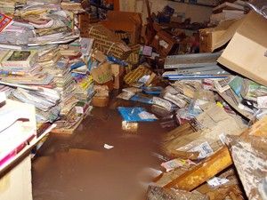 Şebeke borusu patladı kırtasiyeyi su bastı