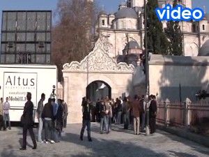 Erdoğan'ın annesi toprağa veriliyor