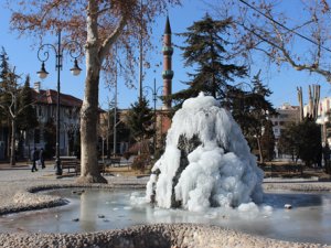 Çeşmeler ve süs havuzları buz tuttu