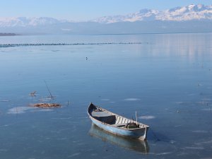 Beyşehir Gölü kıyıları buz tuttu