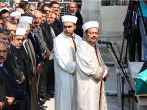 Başbakan Erdoğan'ın annesi son yolculuğuna uğurlandı