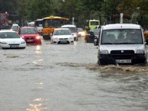 İzmir'de yağış, ev ve işyerleri sular altında