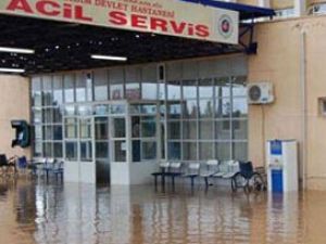 Hastane acil servisini su bastı