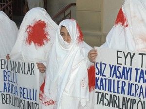Kadına şiddete "kanlı kefenli eylem"