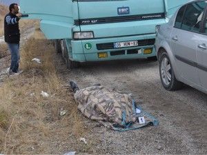 Tır şöförü direksiyon başında hayatını kaybetti