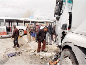 TIR’ın otobüse çarpması sonucu 6 kişi yaralandı