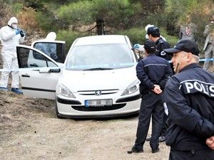 Park halindeki otomobilde erkek cesedi bulundu