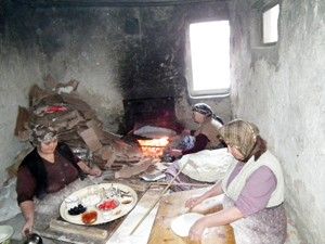 Akşehirli ev kadınları kışa hazırlanıyor