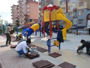 Çocuk parklarına kauçuk taban döşeniyor