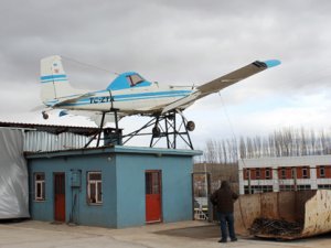 Hurda uçağı iş yerinin çatısında sergiliyor