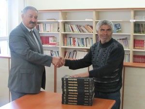 Kitap sevdalısından ilköğretim okuluna bağış