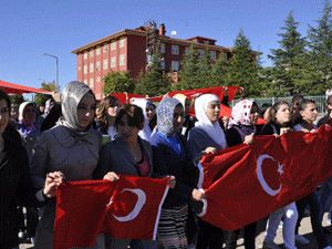 Üniversiteli gençler 24 şehit için yürüdü