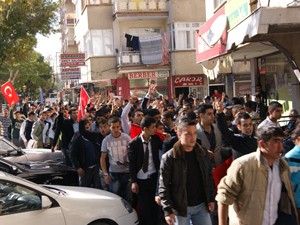 Lise öğrencilerinden teröre tepki yürüyüşü