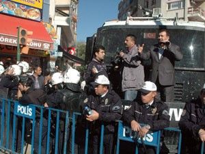 BDP'ye girmek isteyen grup 4 saat polise direndi