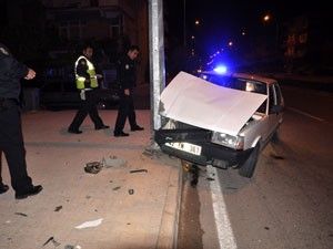 Kaza yapan sürücü otomobili bırakıp kaçtı