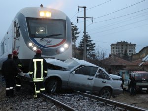 Yolcu Treni Otomobile Çarptı: 1 Ölü
