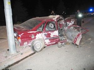 Otomobil duvara çarptı, 2 ağır yaralı