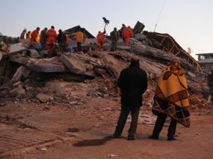 Enkazdan sağ kurtulup neden ölüyorlar?