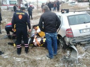 Otomobil Evin Bahçe Duvarına Çarptı: İki Yaralı
